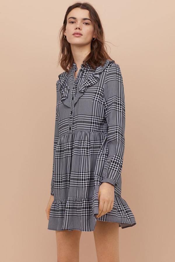 Ya sea para los días más frescos, o para dejarlo para otoño, este bonito vestido de cuadros con volantes nos parece todo un acierto y más si vemos su descuento del 70%. De 19,99 euros ha pasado a costar 5,99 euros, y está disponible entre las tallas 34 y 38.