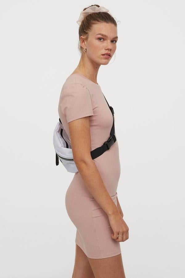 Para aquellas que quieren presumir de tipazo hemos encontrado en la web de la firma sueca este bonito vestido entallado en rosa empolvado confeccionado en punto de algodón grueso con cuello redondo y mangas cortas abullonadas. De 9,99 euros ha pasado a costar 5,99 euros y está disponible entre las tallas XXS y XL, aunque la primera se está agotando.