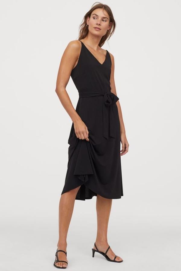 Confeccionado en crepé de punto, este bonito vestido negro con largo hasta la rodilla viene con escote de pico, tirantes finos y tira de anudar a tono extraíble. La falda tiene corte evasé con un ligero drapeado y de 19,99 euros ha pasado a costar 8,99 euros. Está disponible entre las tallas XS y XXL, aunque la última se está agotando.