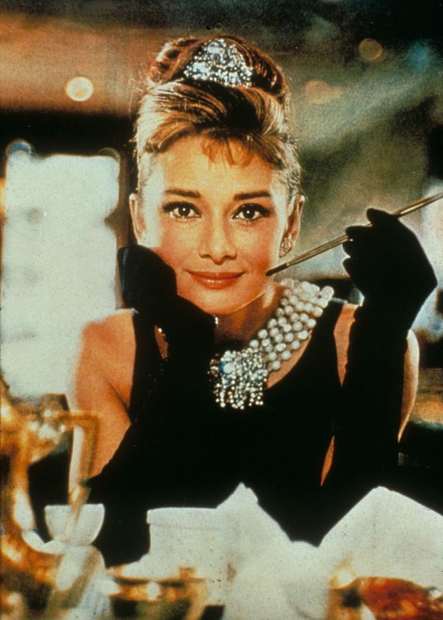 O, mejor, dicho, Holly Golightly, el personaje al que Audrey Hepburn encarnó en Desayuno con diamantes. Recordemos que, en la novela original de Truman Capote, Holly era bisexual y el narrador de la historia, gay. Holly hablaba abiertamente de las ventajas de tener una compañera de piso lesbiana y se saltaba todas las reglas establecidas sin apenas alzar una ceja. 