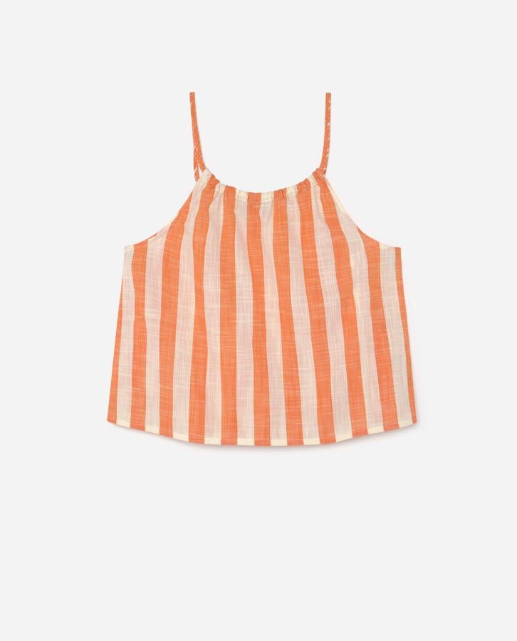 El naranja en todos sus tonos es el color del erano, y este ligerísimo top lo propone a rayas. Lleva un tirante de cordón y tiene una silueta ancha y crop: perfecto para combinar con los shorts de rayas. Está rebajado de 9,99 euros a 4,99 euros.