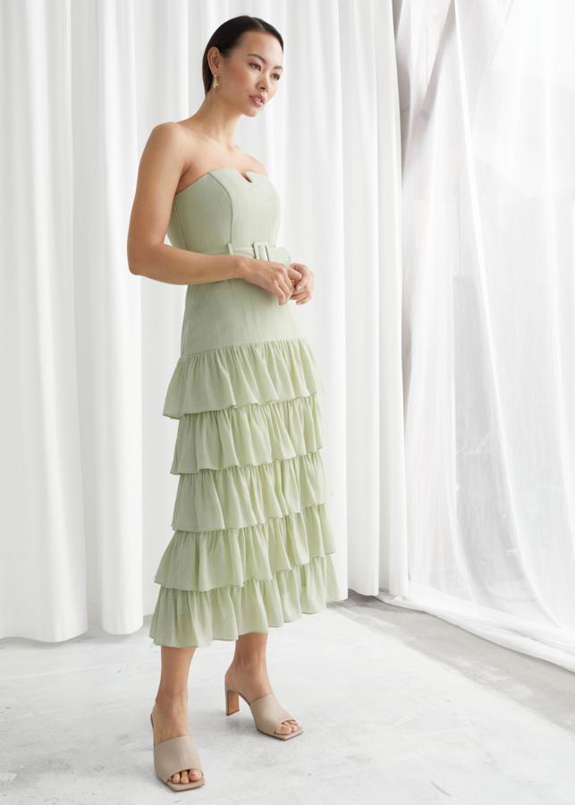 Vestido de invitada palabra de honor con falda de volantes, de las rebajas de verano de & Other Stories. Cuesta 51 euros, en temporada eran 129.