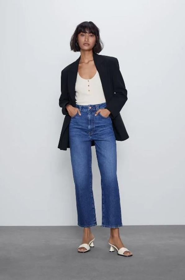 Vaqueros de corte flare y cintura alta, de los Special Prices de Zara (12,99 euros).