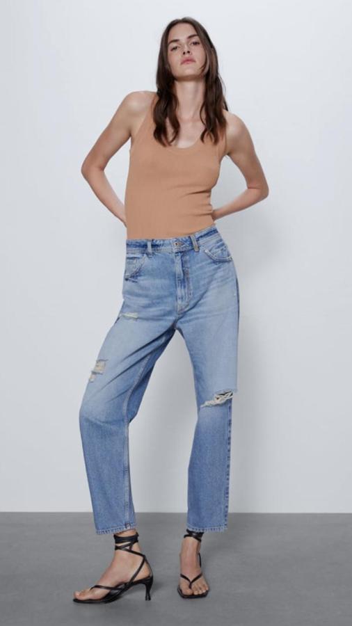 Vaqueros relaxed con rotos, de los Special Prices de Zara (12,99 euros).
