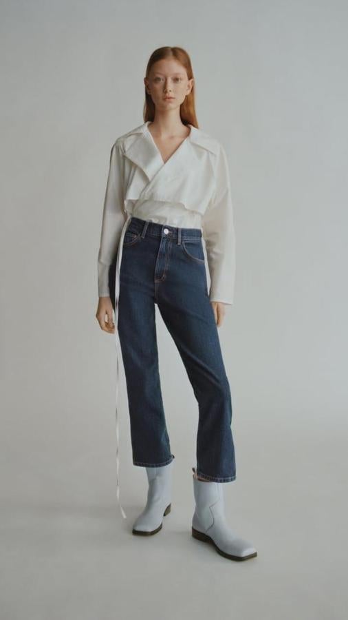 Vaqueros rectos de cintura alta en azul fuerte, de los Special Prices de Zara (15,99 euros).