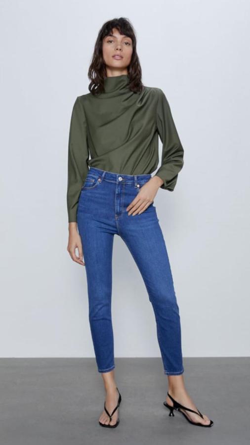 En azul intenso, vaqueros pitillo clásicos de los Special Prices de Zara (15,99 euros).