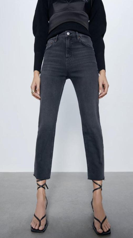 Vaqueros pitillo gris oscuro, de cintura alta, de los Special Prices de Zara (15,99 euros).