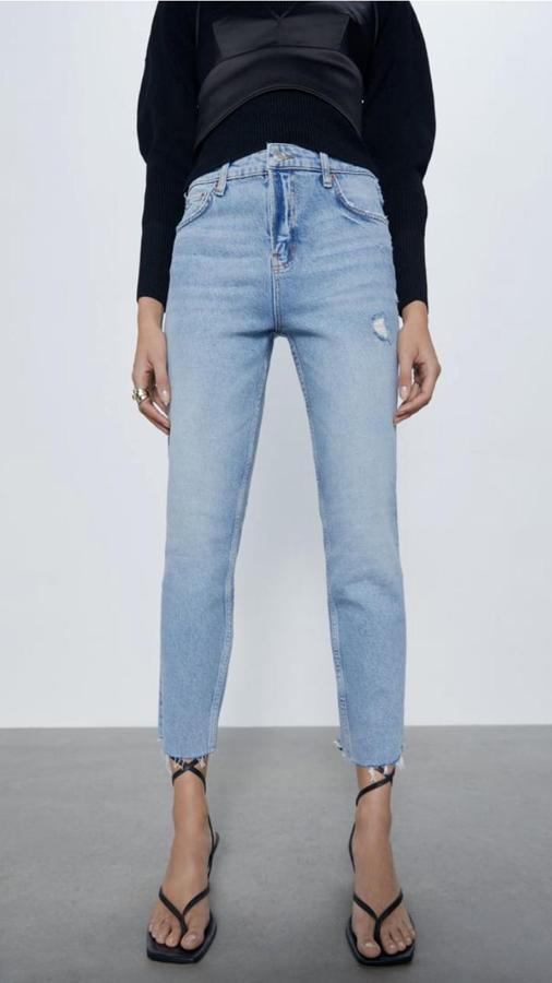 Vaqueros skinny, con ligero roto y bajo sin rematar, de los Special Prices de Zara (15,99 euros).