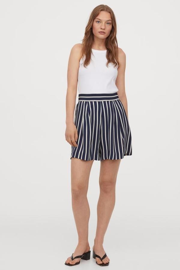 Confeccionado en viscosa con suave caída, estos shorts de H&M con rayas verticales vienen con pinzas y elástico revestido ancho en la parte posterior de la pretina y bolsillos al bies. Cuesta 9,99 euros y está disponible únicamente en las tallas 32, 34 y 36.