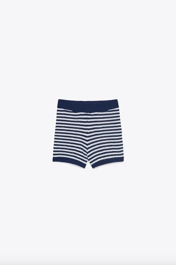 Se han agotado ya en todas las tallas, pero como tienen una blusa a juego no perdemos la esperanza de que Zara se apiade de nosotras y recupere estos bonitos shorts de punto con tiro alto y cintura elástica. Cuestan 19,95 euros.