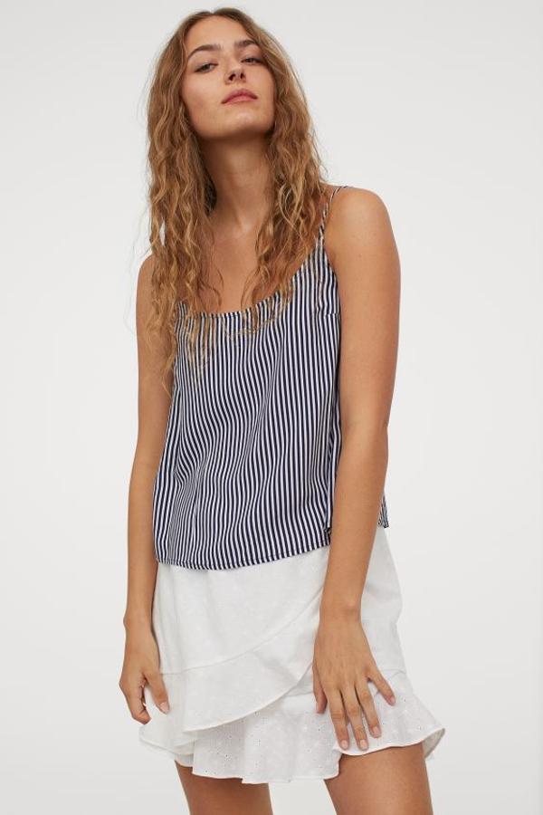 Confeccionado en viscosa vaporosa con tirantes finos ajustables, este bonito top recto de H&M tiene un precio de 9,99 euros y está disponible entre las tallas 32 y 50.