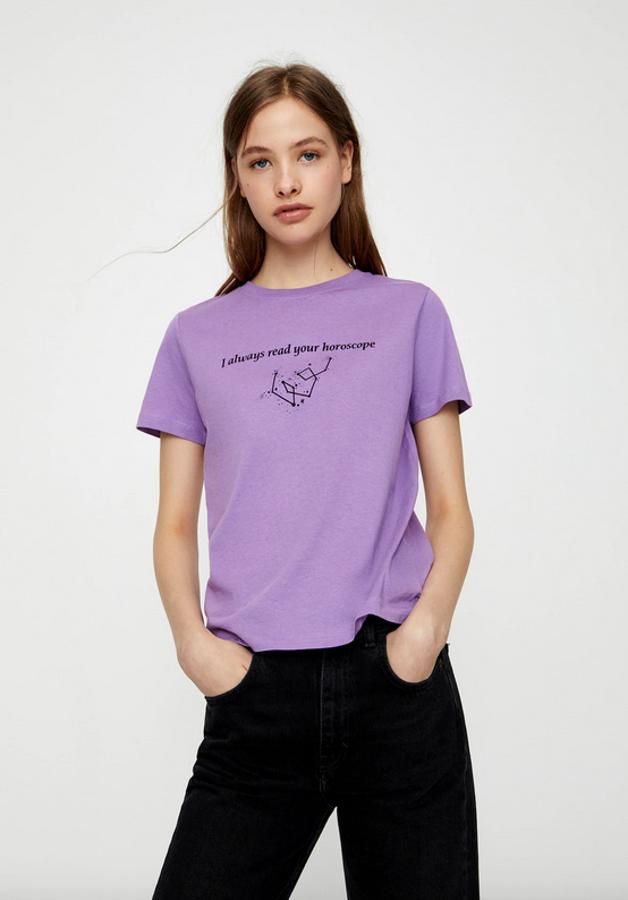 El color lila no podía faltar en esta selección y lo pone esta camiseta de Pull&Bear en el que los aires románticos parecen ocultos, “siempre leo tu horóscopo”. Cuesta 4,99 euros y está disponible entre las tallas XS y XL, aunque la última se está agotando.