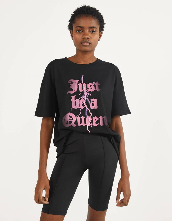 El rosa y el negro siempre han sido buenos compañeros y esta camiseta de Bershka vuelve a demostrarlo. Con  un precio de 7,99 euros , “Sé simplemente una reina” es el mensaje que cruza un rayo, y está disponible entre las tallas XS y L.