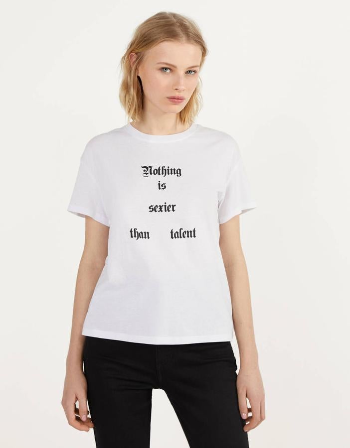 “Nada es más sexy que el talento” reza esta camiseta en blanco roto de Bershka, confeccionada en algodón orgánico y que  por 4,99 euros  puedes encontrar entre las tallas XS y L.