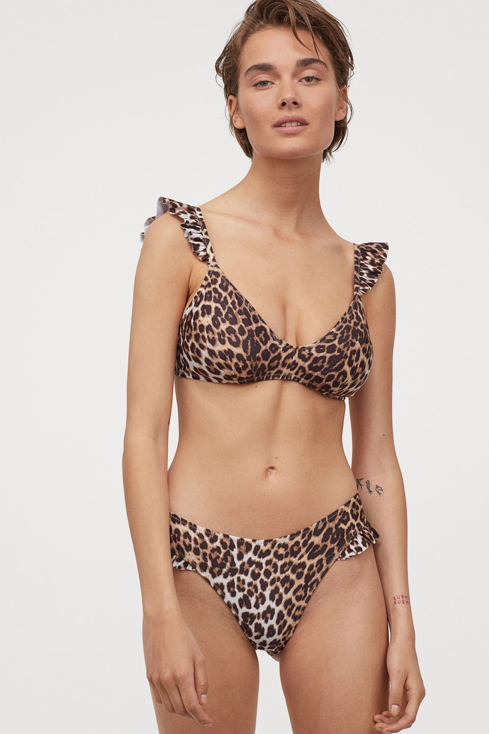 El print de leopardo siempre es una buena opción, además de ser pura tendencia en este bikini de H&M con volantes que sienta como un guante. Top: 17,99 euros. Bragas: 12,99 euros.