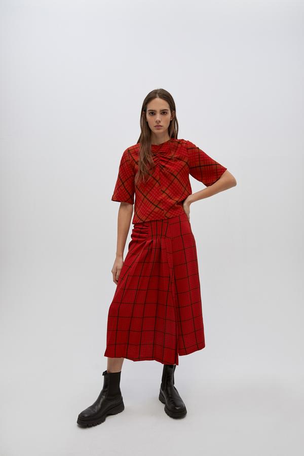 Falda de las rebajas de Sfera con estampado de cuadros y frunce delantero (19,99 €).