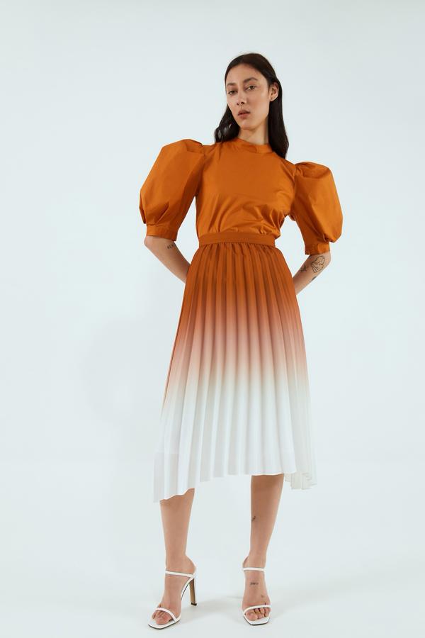 Falda de las rebajas de Sfera de talle alto, efecto plisado y con degradado en tonos naranjas (19,99 €).