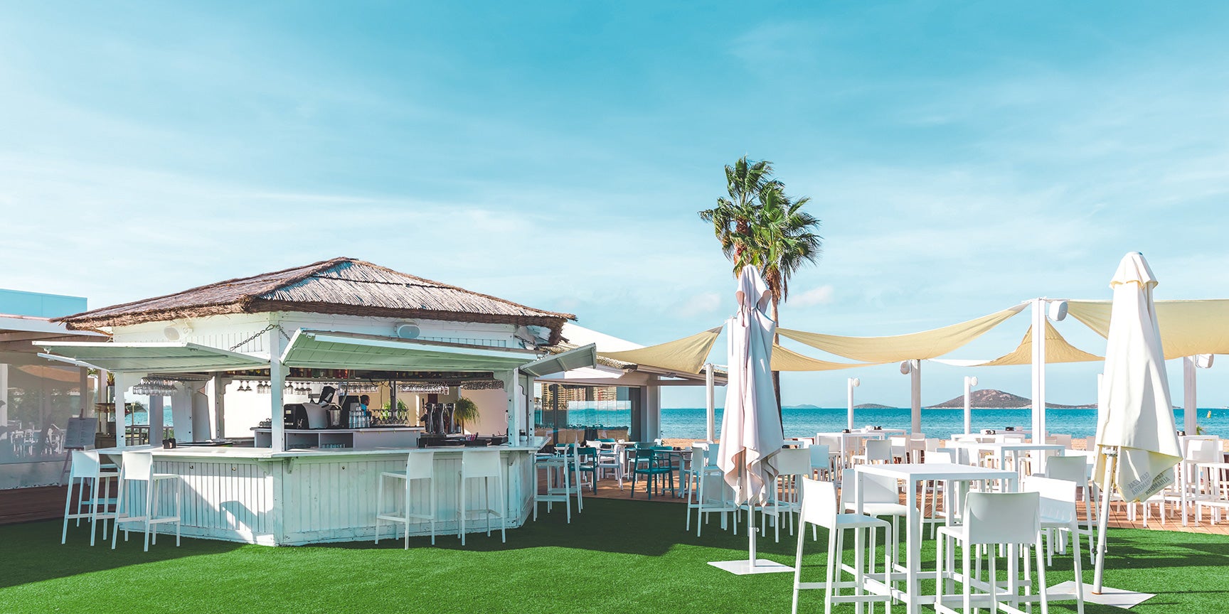 Enclavado en la Playa de los Alemanes (con vistas 360 sobre el Mar Menor y el Mediterráneo), su carta es tan sugerente y relajada como sus atardeceres o su decoración en blanco encalado: arroces, pescados a la plancha, ensaladas, vinos helados.