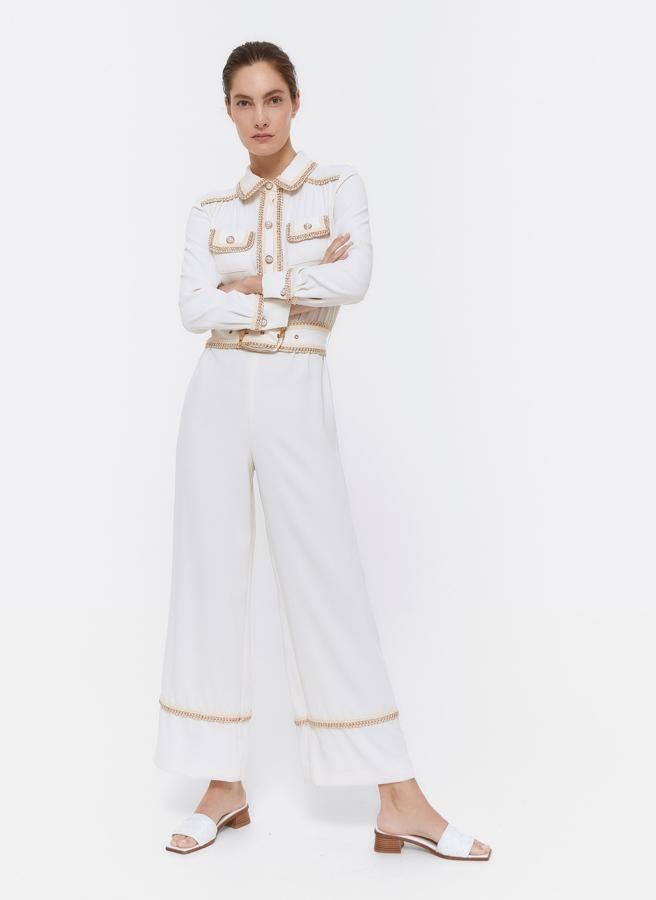 Los monos son otras de las prendas que solemos verle a la reina. Y este de Uterqüe, para un look de noche, nos ha encantado. ¿Se atrevería doña Letizia? Estamos seguras de que sí (159 euros).