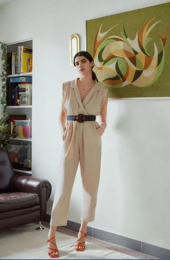 De nuevo un mono. Es de Zara (29,99 euros), está rebajado a partir de esta noche, y ya nos imaginamos a la Reina con él paseando por las calles de Palma de Malorca con sus alpargatas favoritas.