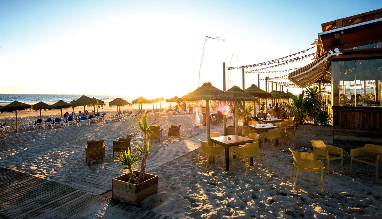 Ubicado en la carretera entre Cádiz y San Fernando, en plena playa de Cortadura, es más una filosofía que un chiringuito. Su restaurante basado en el producto de proximidad (pescaíto y marisco), su decoración que acumula premios por su sostenibilidad, sus cócteles y sus atardeceres de postal volverán muy pronto (se anunciarán las fechas en su web).