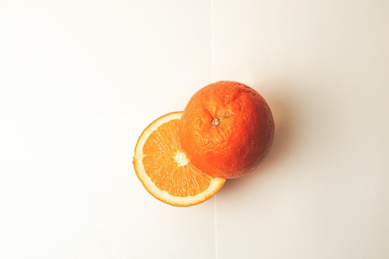 Mientras que no comas la naranja en zumo (ya que contiene mucho azúcares), es una merienda perfecta, sobre todo para quitarte el antojo de dulce: una naranja pequeña/mediana contiene menos de 60 calorías.