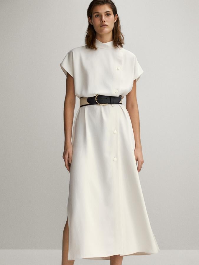 El blanco es siempre la opción perfecta para el verano. De nuevo un vestido de Massimo Dutti, con detalles de botones y cinturón, es nuestra apuesta para la reina Letizia. Cuesta 129 euros.