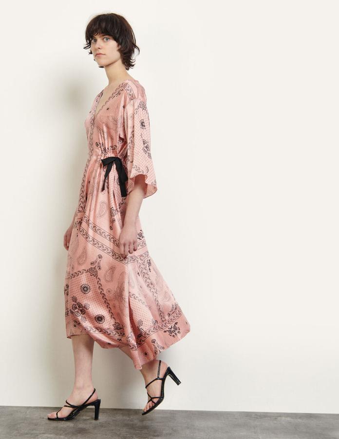 Vestido rosa maquillaje de estampado de pañuelo en color negro con lazadas en la cintura, de Sandro Paris (220 euros).