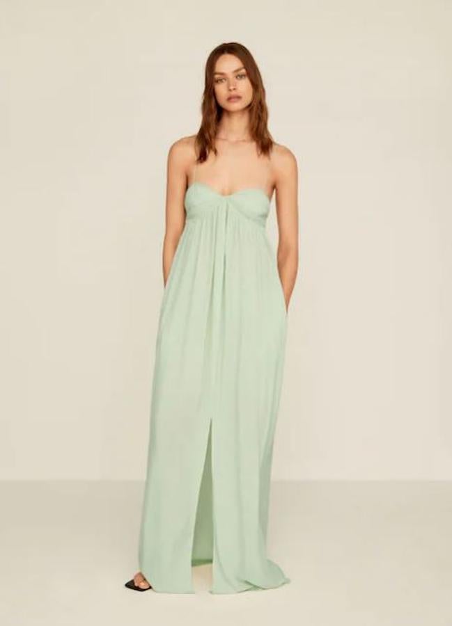 Vestido verde pastel largo, con abertura frontal y escote palabra de honor, de Mango (309,99 euros).