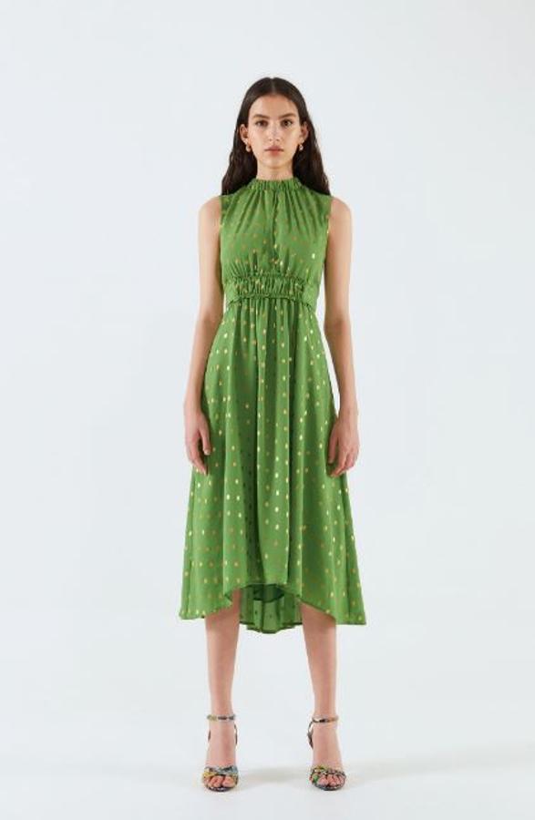 Vestido verde con lunares dorados, cuello halter y falda asimétrica, de Sfera (29,99 euros).
