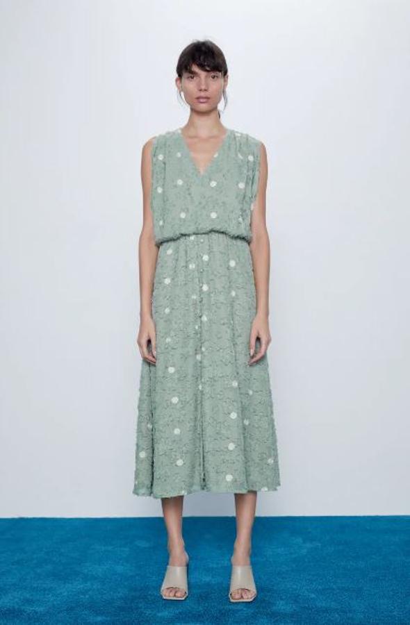 Este es el vestido de Zara, de la sección de Special Prices, que ha llevado doña Letizia en su visita a las islas Canarias. Un traje que cuesta 25,99 euros y que está absolutamente agotado.
