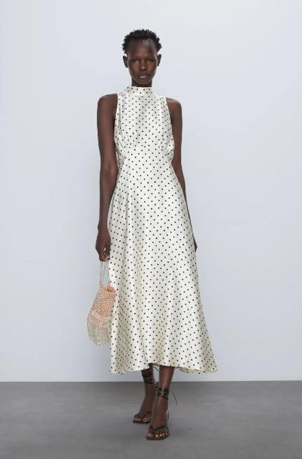 Es de sobra conocida la predilección de doña Letizia por los lunares. Por eso, este vestido de Zara sería uno de los que podemos ver puestos este verano (29,99 euros). De nuevo un modelo que deja los hombros al descubierto.