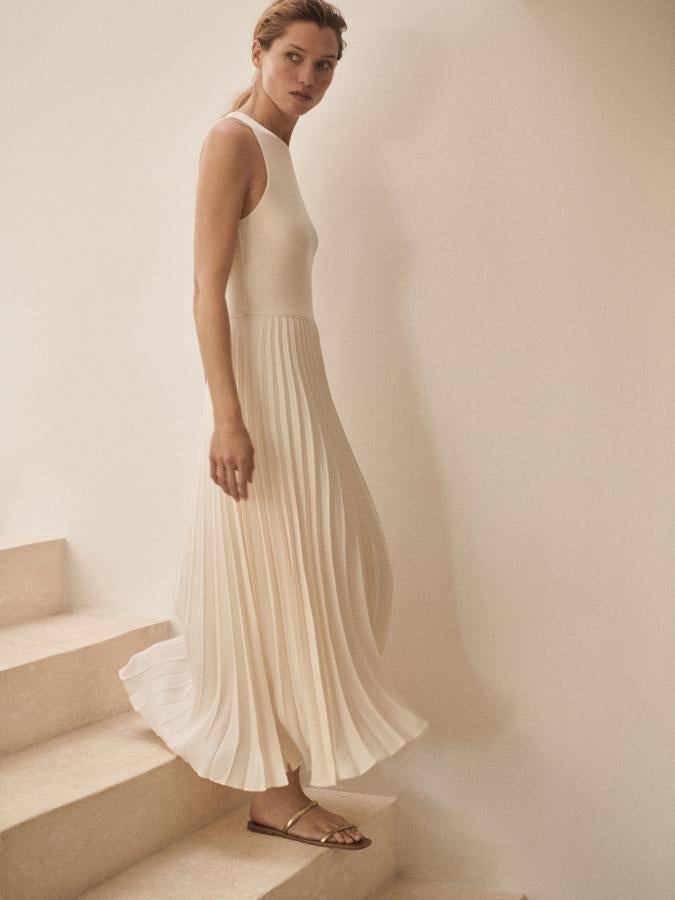 En cuanto hemos visto este vestido de Massimo Dutti -ojo, es de nueva colección- hemos pensado en la Reina. Sus hombros metidos (a doña Letizia le sienta de miedo este escote) y su falda plisada son la combinación perfecta para ella. Cuesta 79,95 euros.