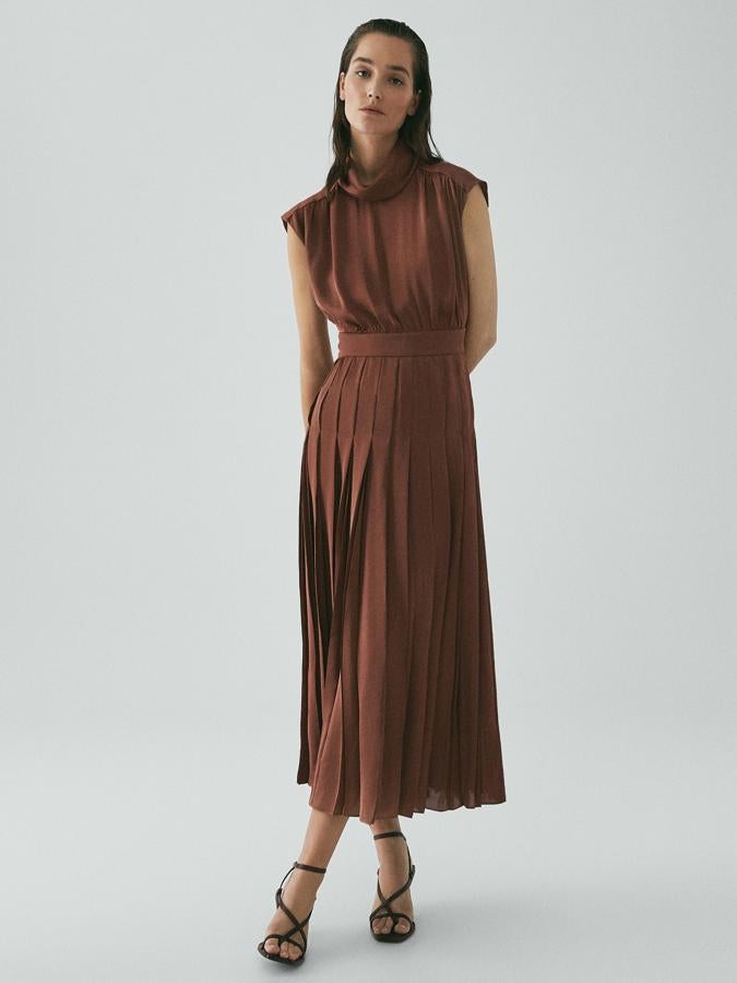 Otro vestido de Massimo Dutti que parece hecho para ella. Un modelo por el que nosotras ya apostamos hace unas semanas  como look de invitada de boda por 169 euros .