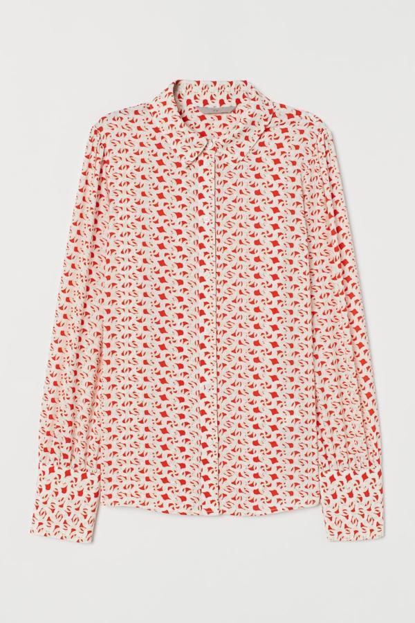 Blusa en tejido fluido con bajo ligeramente redondeado (19,99 euros). Lleva cuello puntiagudo, botones delante, canesú fruncido en la espalda y mangas largas abullonadas con puños anchos abotonados.