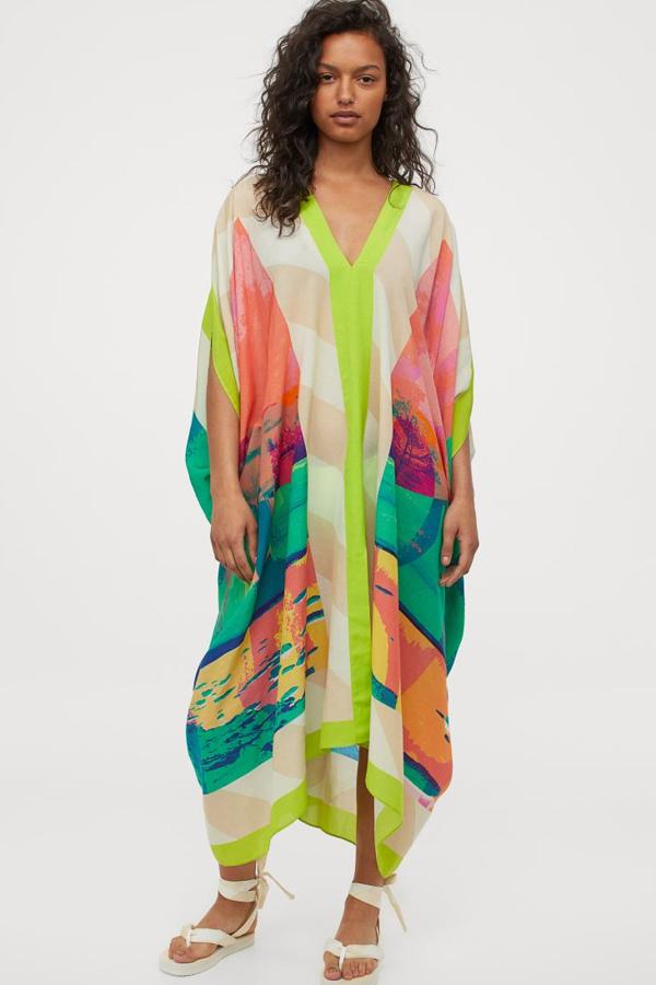 Caftán largo en mezcla de lino y viscosa con lyocell Tencel en la trama. Lleva mangas cortas y escote de pico y un estampado protagonista en tonos verdes, naranjas y azules (99 euros).