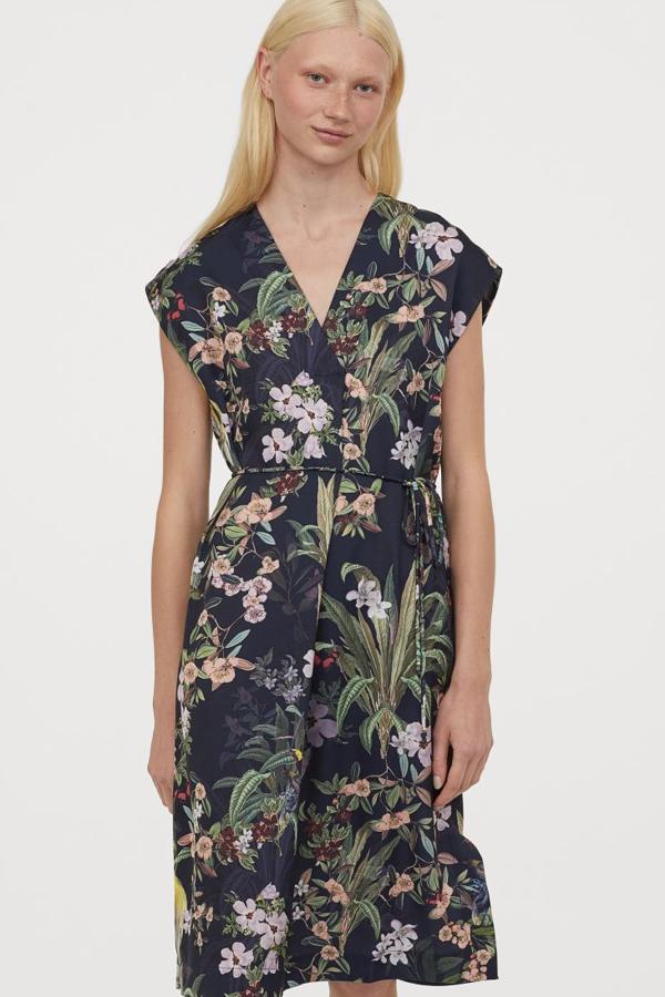 Vestido recto de tela con mangas japonesas, escote de pico con pliegue, cinturón fino de anudar extraíble y aberturas laterales. Confeccionado con poliéster parcialmente reciclado (29,99 euros).