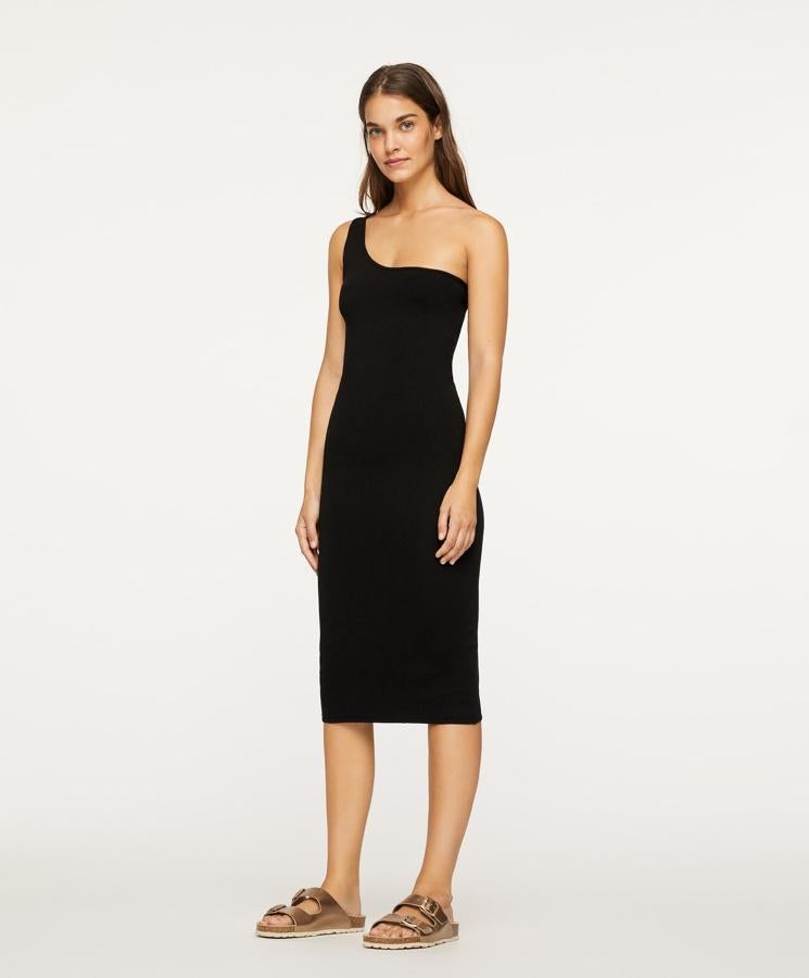 ¿Buscas el vetsido perfecto para una noche de verano? Este asimétrico no puede ser más sexy (29,99 euros).