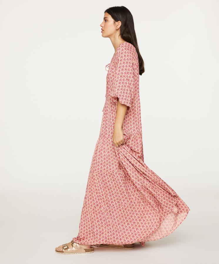 De inspiración boho y tejido fluido, este vestido de Oysho es ideal para las jornada playeras (59,99 euros).
