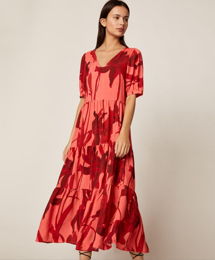 Con escote de pico y manga a la ltura del codo, nos encanta la combinación de rosa y rojo de este vestido de flores de Oysho (35,99 euros).