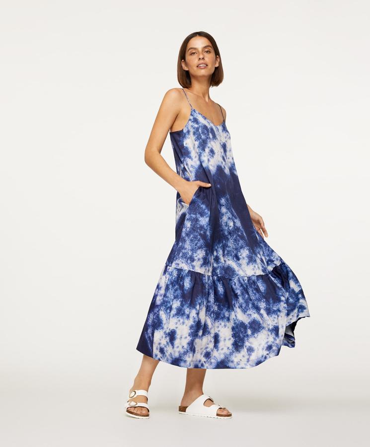 Si eres fan del estampado tie-dye, este vestido es para ti. De tirantes, con vuelo y muy fresquito para los días de calor (35,99 euros).