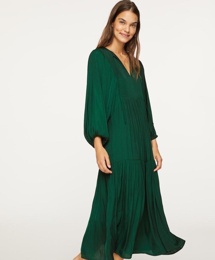 Sencillo, este vestido verde de manga larga y tejido fluido es ideal para llevar las 24 horas del día. Solo tendrás que cambiar los accesorios que lo acompañen (35,99 euros).