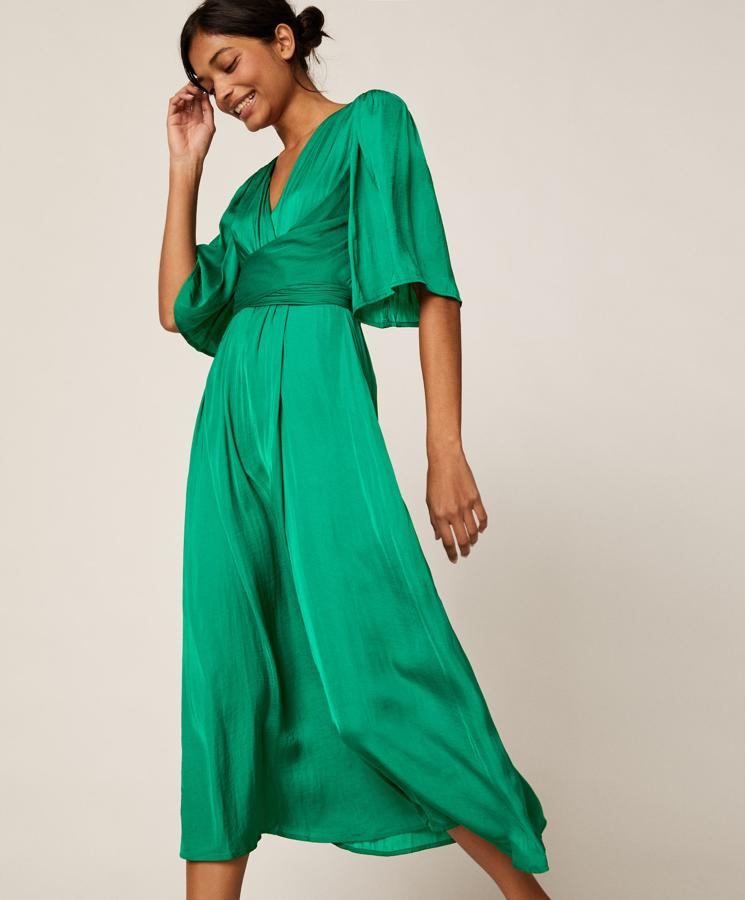Hay vestidos tan bonitos que algunos, incluso, nos los pondríamos  para un look de invitada . Y este es el ejemplo perfecto (35,99 euros).
