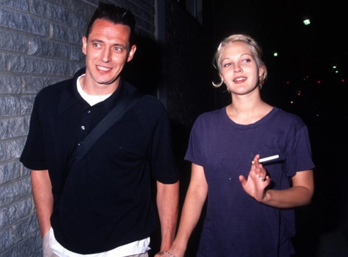 ¡Casi llegaron a cumplir un mes... pero no! Drew Barrymore y Jeremy Thomas llevaban seis semanas saliendo, ella se le declaró en un callejón detrás de un bar a las dos de la mañana y decidieron que qué diablos, por qué esperar, si yo soy actriz y tú tienes un bar. La ceremonia la ofició un medium de Hollywood y 29 días después, la actriz alegó “diferencias irreconciliables” para deshacer el matrimonio. Tenía 19 años.