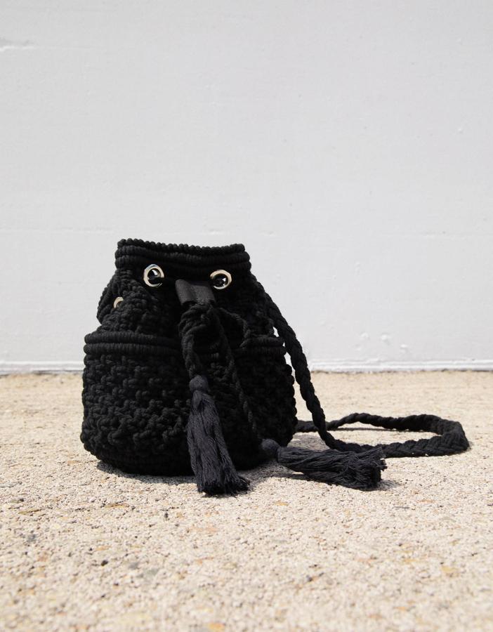 Bolso bombonera con borlas de flecos, 9,99 €.