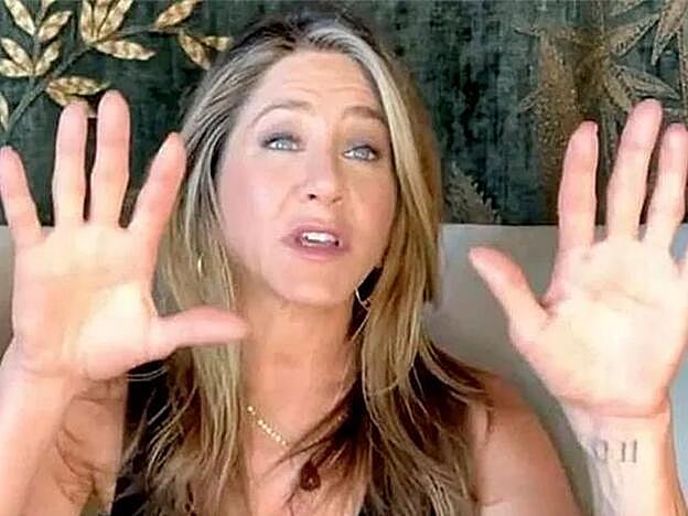 Así lo mostró durante la videollamada con Lisa Kudrow.