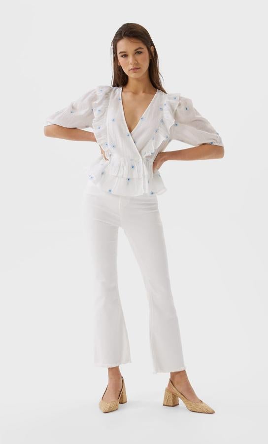 Ya te hablamos de esta blusa de volantes y flores bordadas al principio d ela temporada.  Parece de una firma francesa, pero es low cost . La puedes comprar en las rebajas de Stradivarius por 12,99 euros.