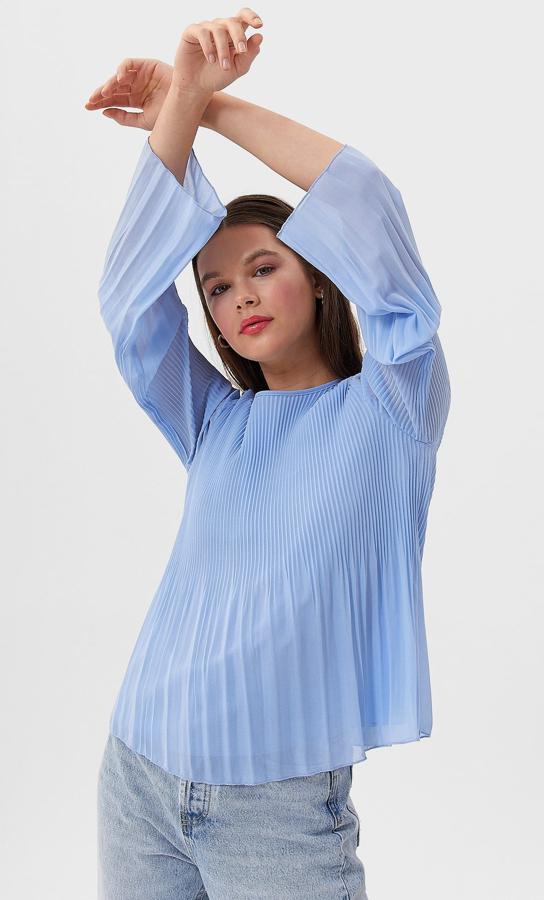 Blusa plisada, dispinible en diferentes colores, de manga larga y corte amplio, de las rebajas de verano de Stradivarius. Su precio rebajada es de 9,99 euros.