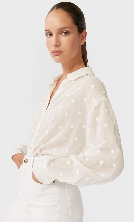 Un básico de fondo de armario, la blusa blanca con lunares bordados. Ahora la puedes comprar en rebajas por 9,99 euros.