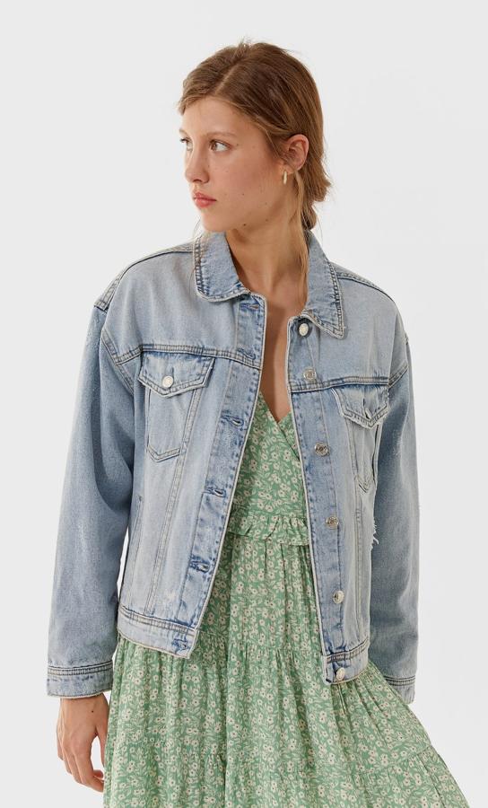 Si veraneas en el norte sabrás que es muy necesario llevar una chaqueta para las noches más frescas. Y una en tejido denim pega con todo, como esta de las rebajas de Stardivarius que cuesta 15, 99 euros.
